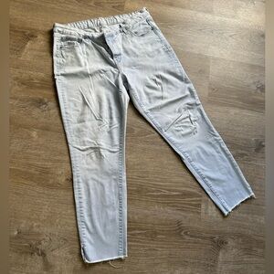 Light Wash Raw Hem Capri Jeans